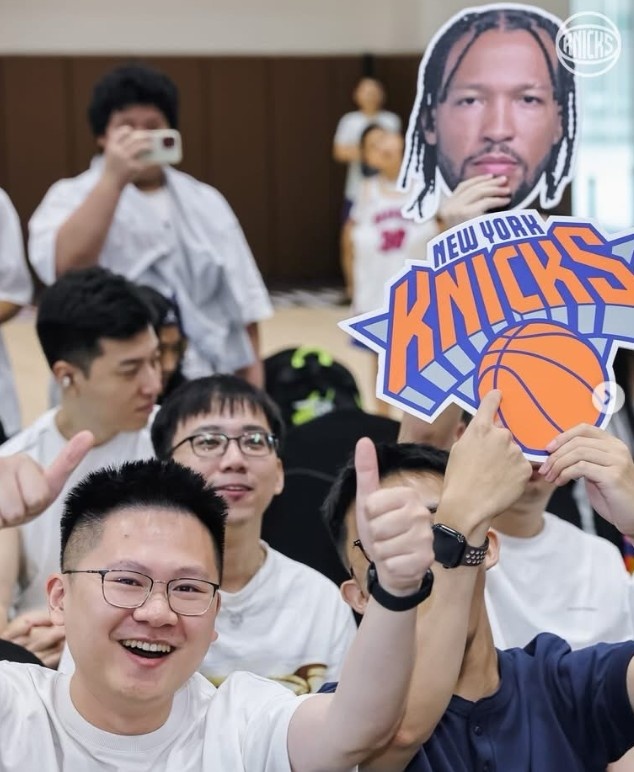 乐鱼官方网站-联动上了!尼克斯晒在沪球迷线下观赛照:从上海到纽约 都是冠军